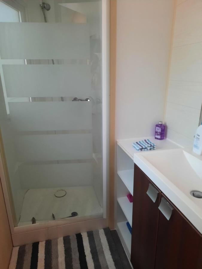 Mobile-home Climatise Dans Avec Piscine Jusqu'a 6 Personnes Hyeres