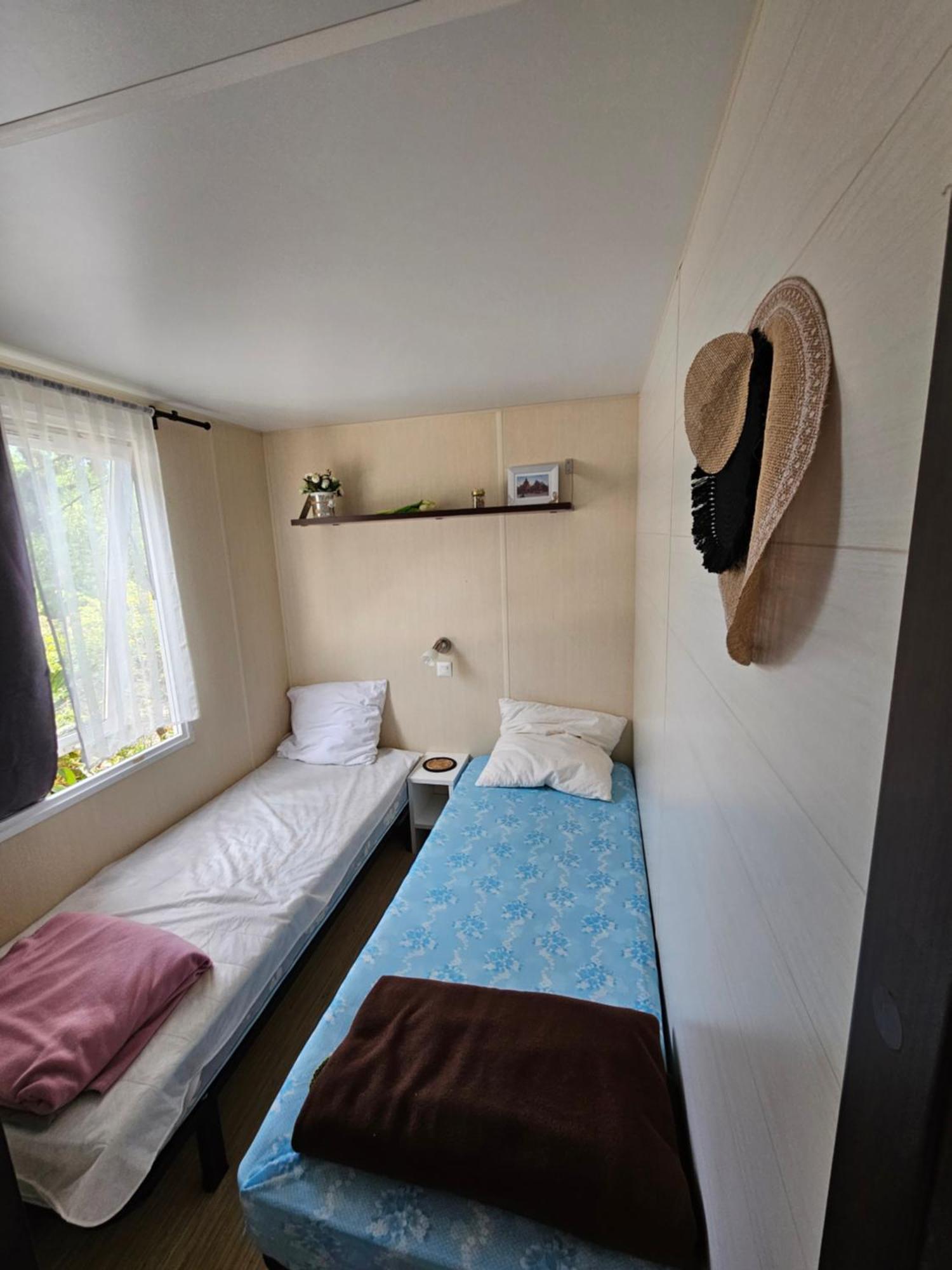Mobile-home Climatise Dans Avec Piscine Jusqu'a 6 Personnes Hyeres